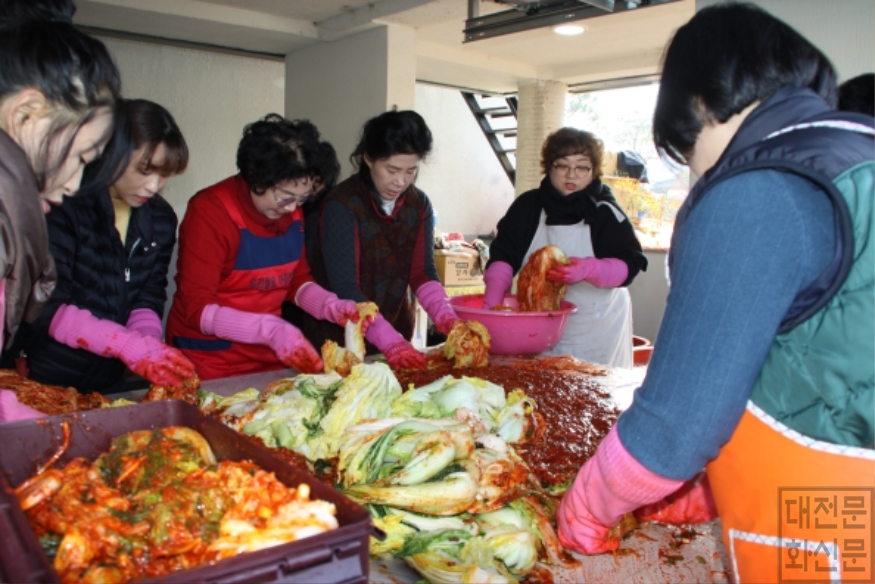 [크기변환]4 김장에 열중하는 주민들.JPG