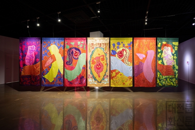 [크기변환]최정은, 기쁜소식, 2021, 은사천 위 프린트와 자수, 센서, 모터 및 혼합재료, 가변설치.jpg