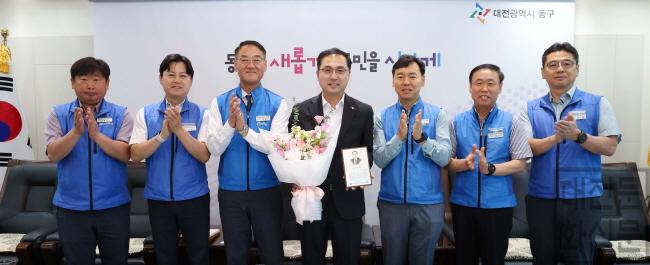 [크기변환]20230523_공무원 노동조랍연맹 감사패 전달3.jpg