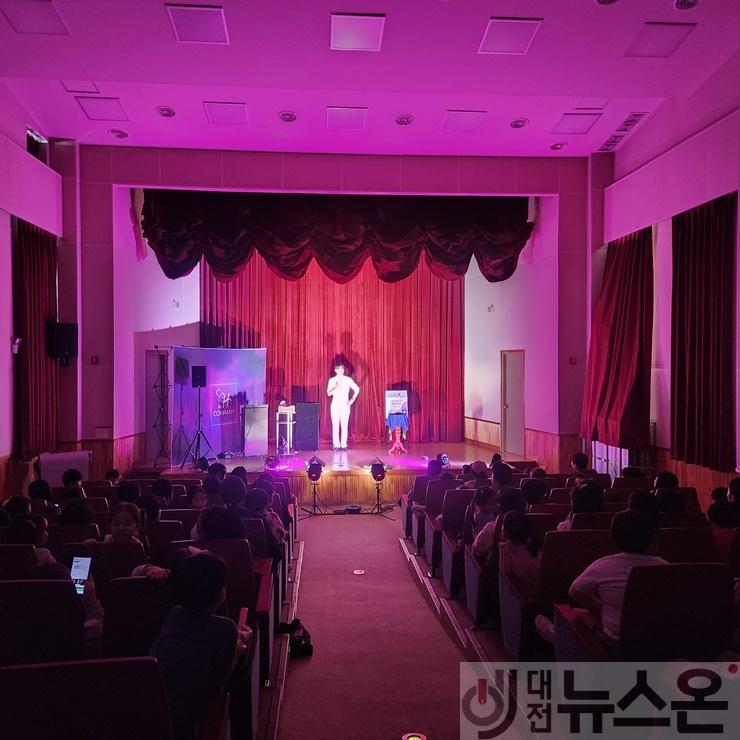 6-1. 도서관에서 펼쳐지는 환상 속 무대(대전학생교육문화원).jpg