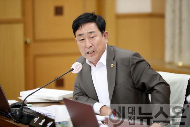 [크기변환](사진자료) 이효성 의원1.jpg