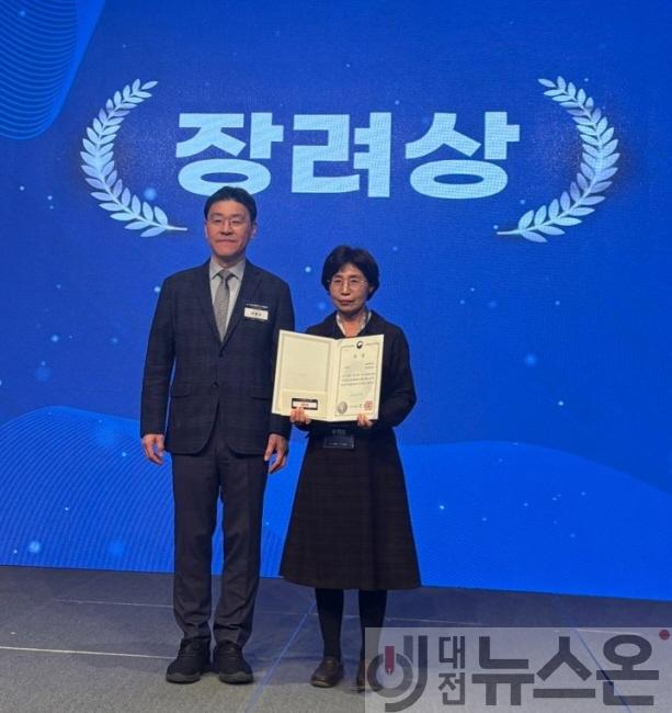 [크기변환]장관상 표창 사진.jpg